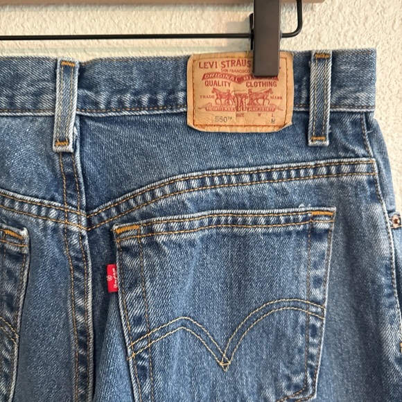 Classic vintage Levi's 550 straight leg tapered denim jeans in medium blue wash - Picture 4 of 7